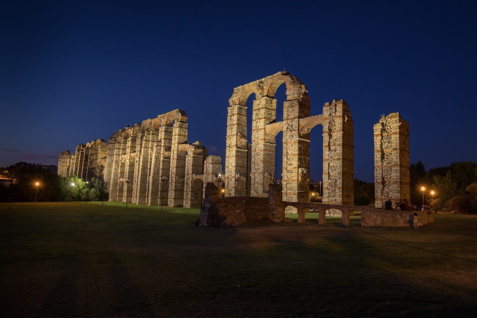 Simon ilumina los monumentos más importantes del mundo acueducto de Melos en Mérida