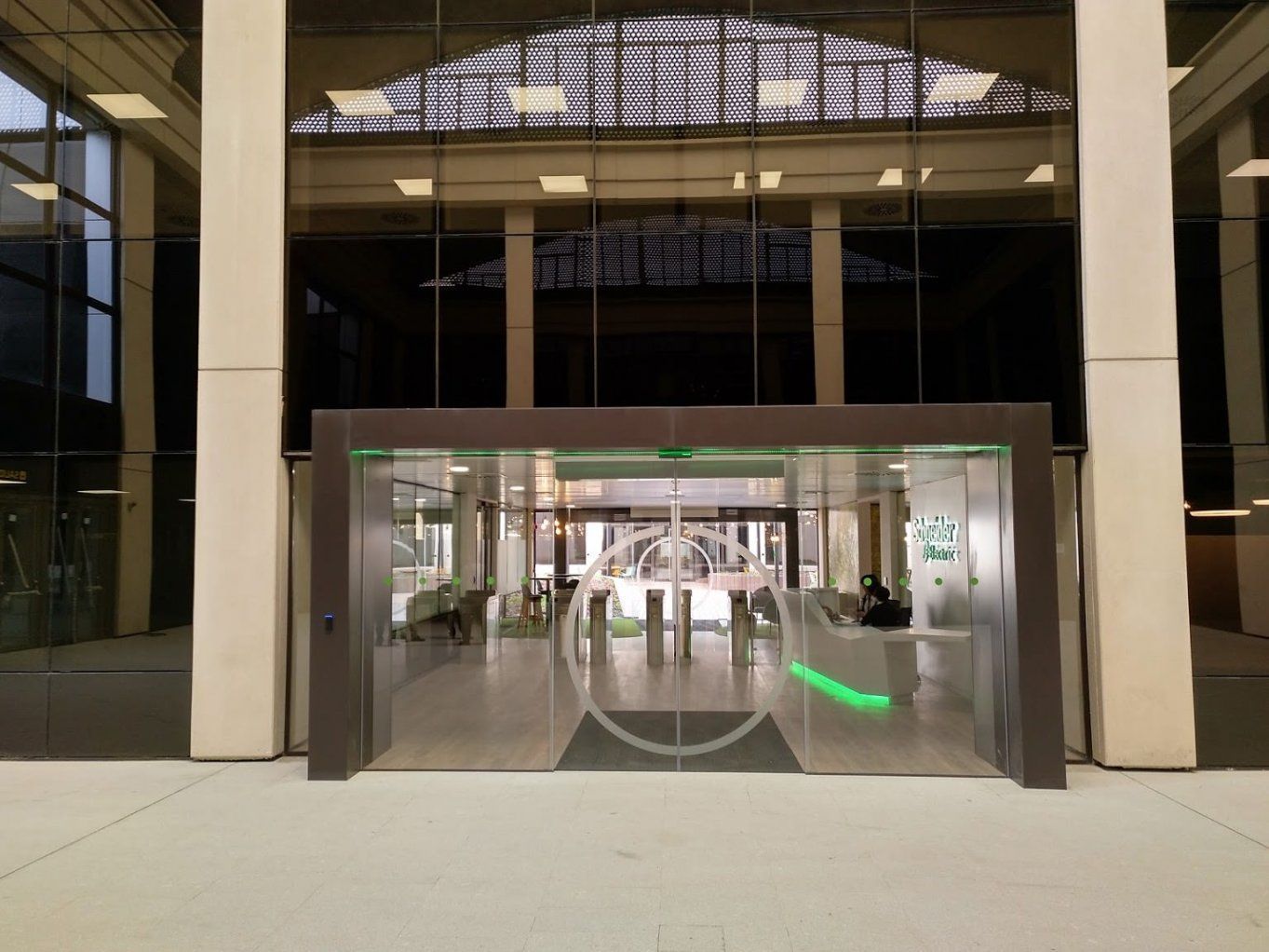 Fotografía de la zona de acceso a las nuevas oficinas de Schneider Electric en Madrid