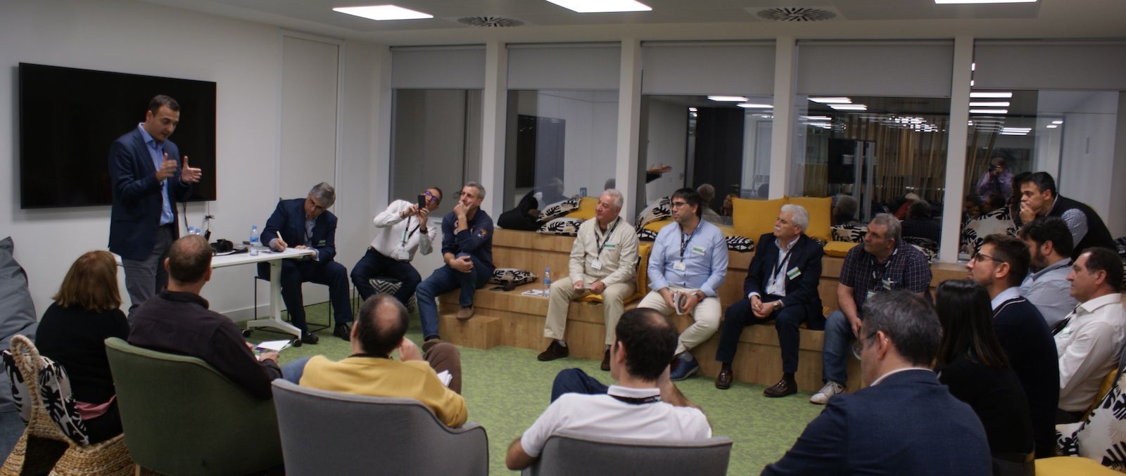 José Luis Cabezas de Schneider Electric responde explicando la variedad de oferta del vehículo eléctrico y del hogar digital del fabricante durante la jornada