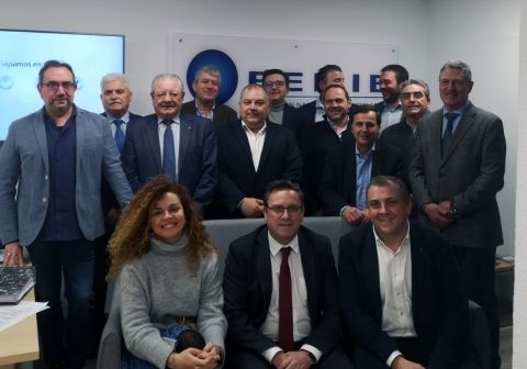 El nuevo Comité Ejecutivo de Fenie reunido hoy en Madrid, junto a algunos componentes del anterior
