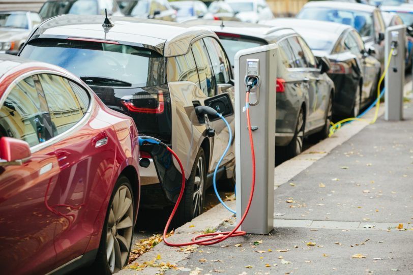 Las ventas de vehículos eléctricos crecen un 109 %, pero todavía lejos de las previsiones del Gobierno