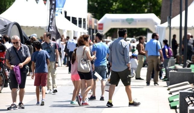 Algunos de los visitantes de la quinta edición de VEM paseando por los diferentes stands