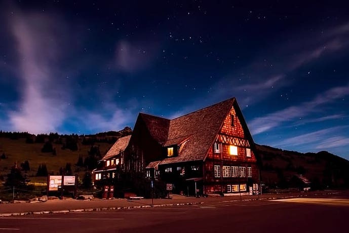 Casa encendida con los habitantes dentro en Ponferrada