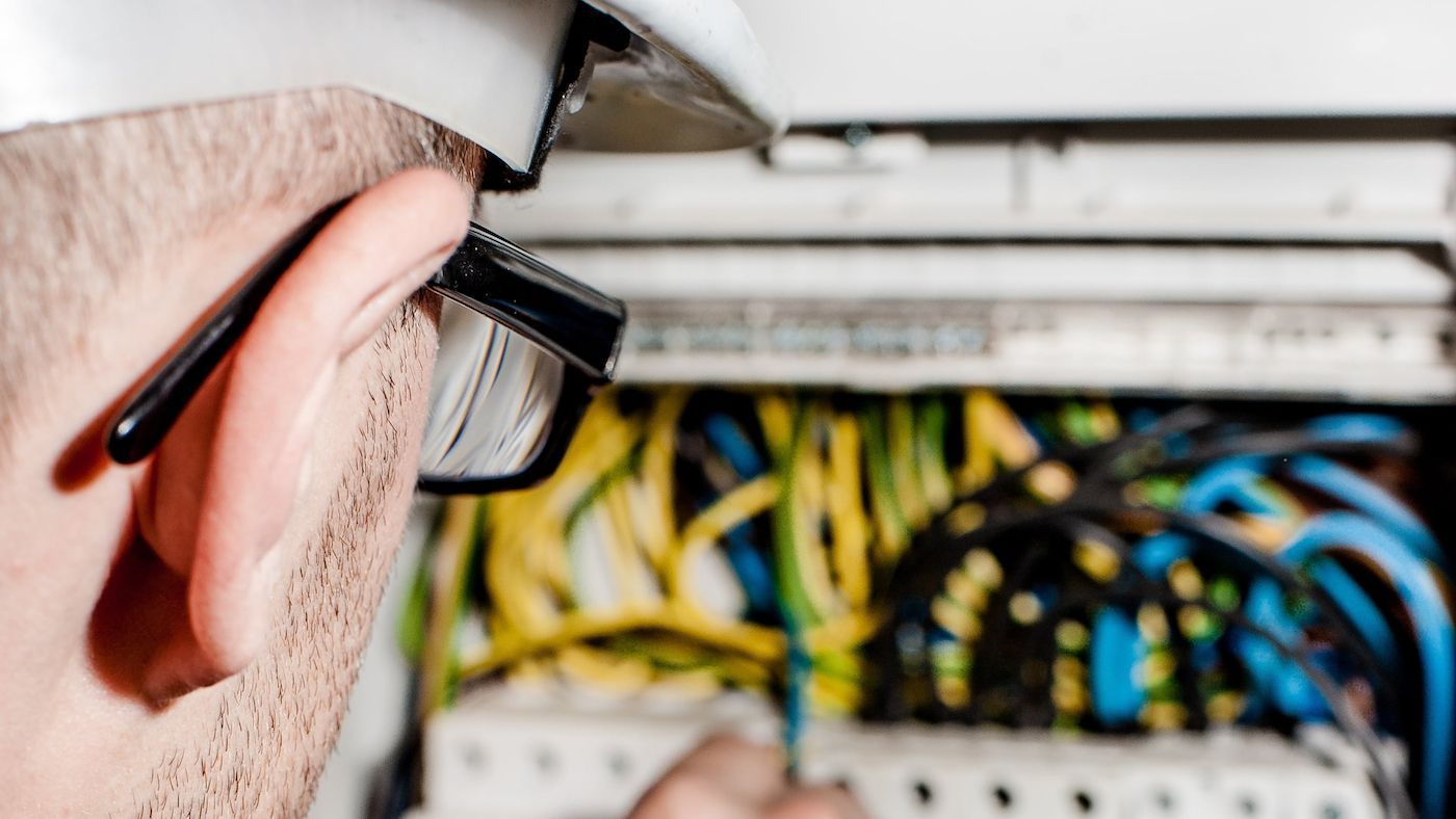 Instalador eléctrico reparando una instalación de urgencia durante las restricciones