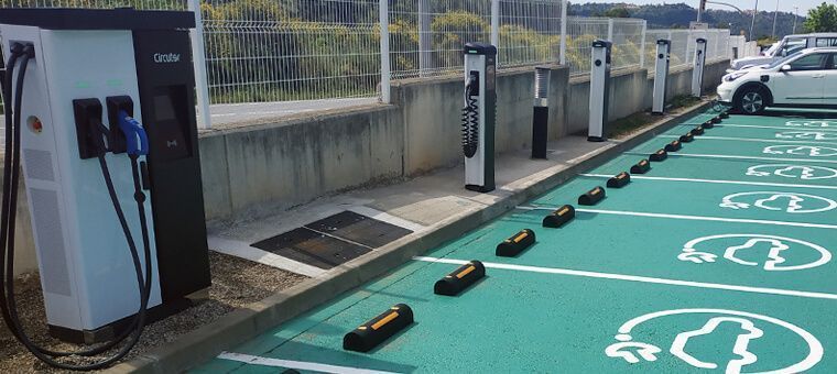 Puntos de recarga Circutor doblando lo recomendado según la ITC-BT-52 en su sede de Viladecans