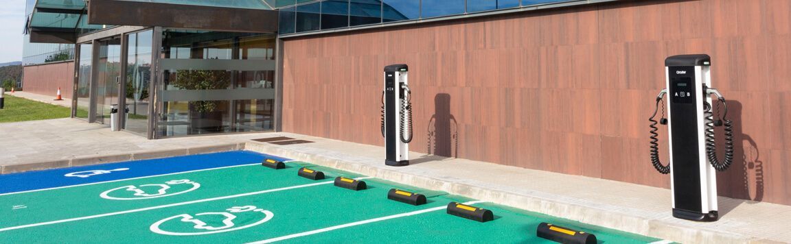 Puntos de recarga de Circutor en la parte exterior de las oficinas de Circutor en Viladecans