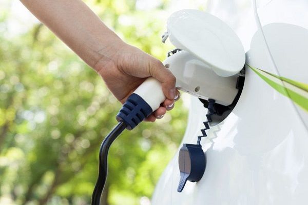 Las matriculaciones de turismos eléctricos caen un 31,7 % en junio