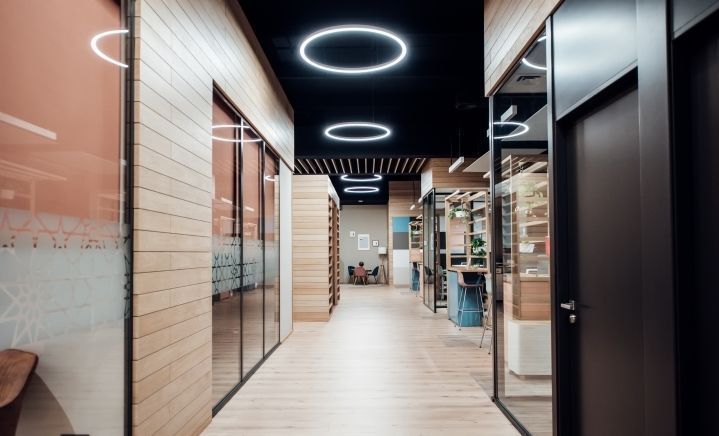 LEDS C4 ilumina las oficinas de Sevilla Fashion Outlet  