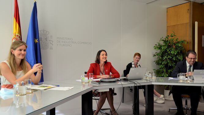 La ministra, en el centro de la imagen, y la secretaria de Estado durante la reunión