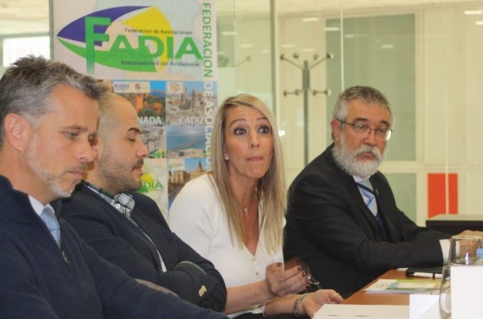 Esther González interviene durante el Desayuno sobre Reciclaje de Residuos. Granada 11 de marzo de 2020