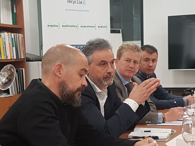 Juan Manuel Plata interviene durante el Desayuno sobre Reciclaje de Residuos. Granada 11 de marzo de 2020