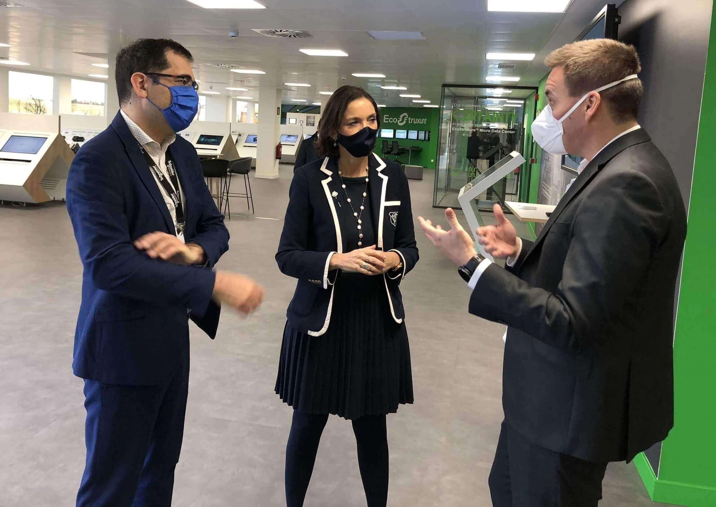 La ministra de Industria visita la sede Schneider Electric en Madrid