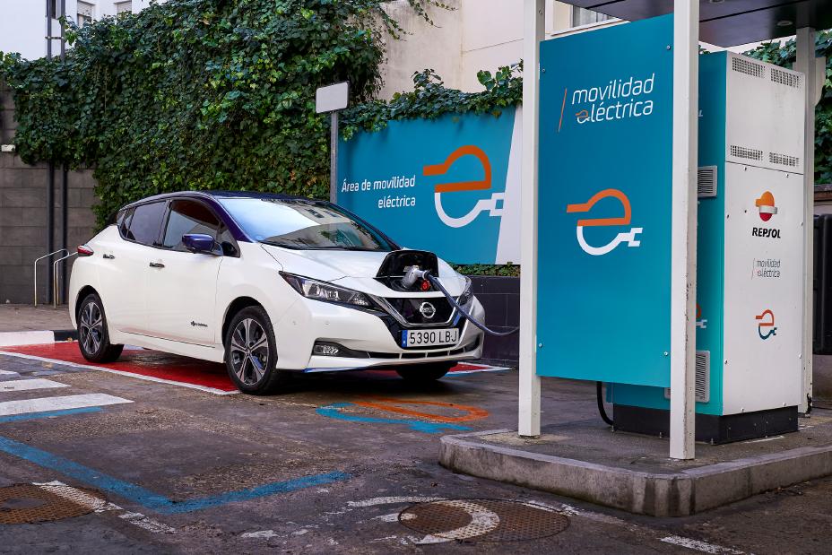 Nissan y Repsol firman un acuerdo de colaboración para promover la movilidad eléctrica
