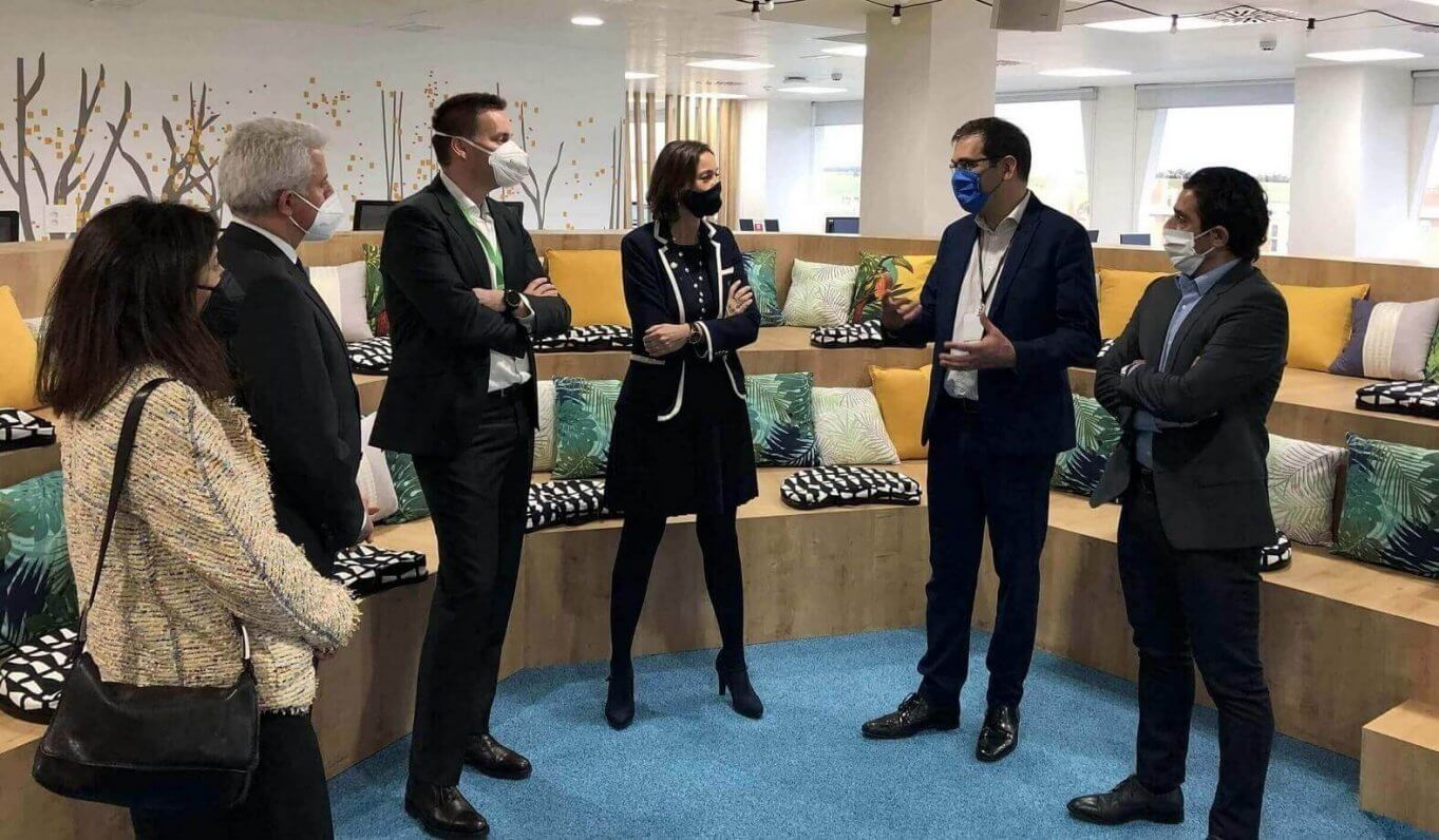 La ministra de Industria visita la sede Schneider Electric en Madrid