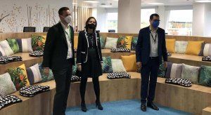 La ministra de Industria visita la sede Schneider Electric en Madrid