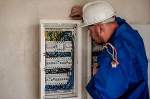 Asinelte denuncia que muchas comunidades de vecinos descuidan sus instalaciones eléctricas