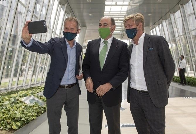 Iberdrola, Volkswagen y Seat firman un acuerdo estratégico para acelerar la electrificación