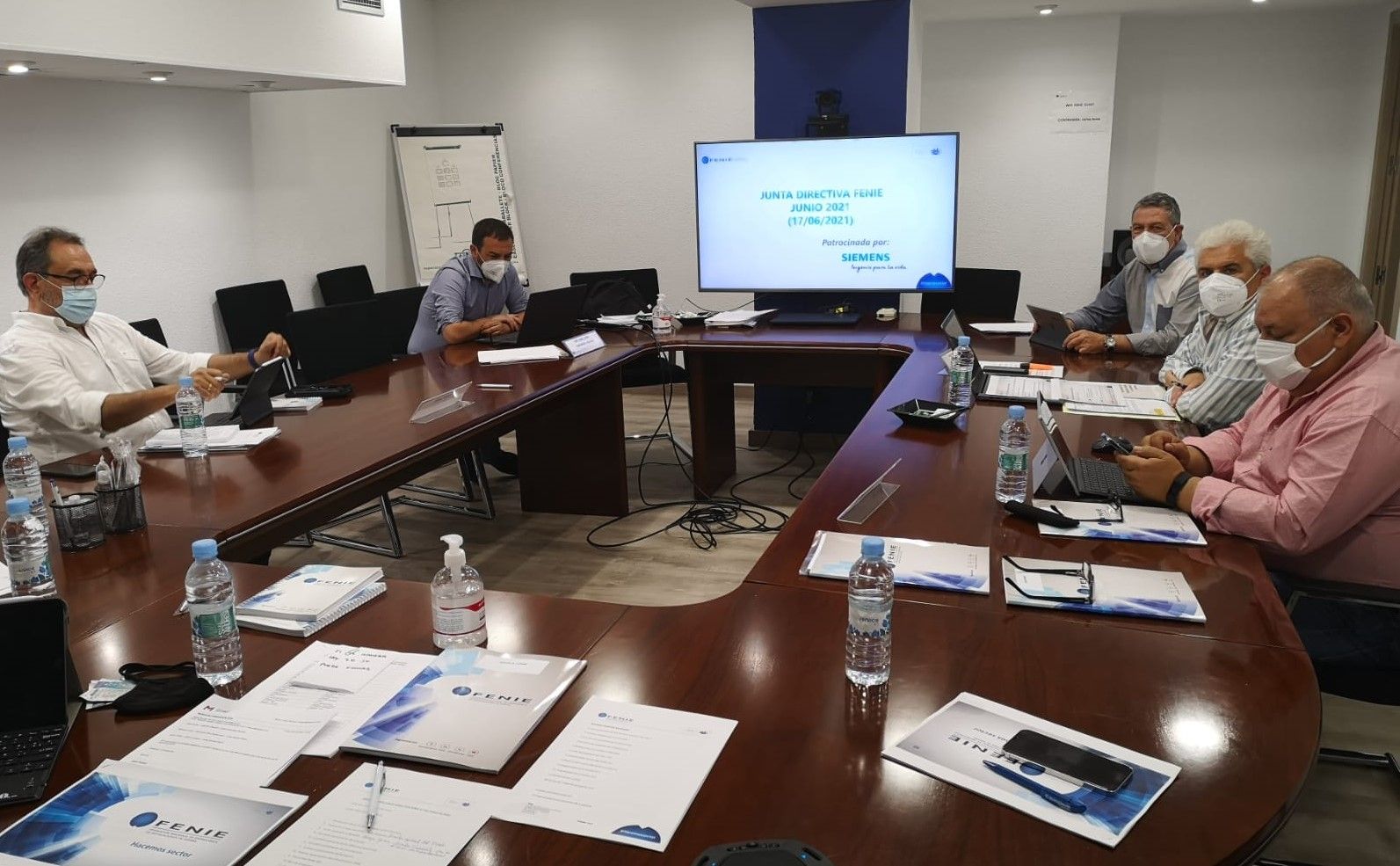 El IDAE insiste ante Fenie en “el papel fundamental de la empresa instaladora” en los planes de recuperación