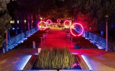 Una experiencia inmersiva de luz en los jardines del Teatre Grec de Barcelona