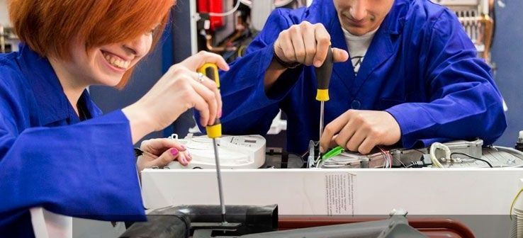 Conaif forma en reparaciones eléctricas y de gama blanca, aerotermia y aire acondicionado, junto a Naturgy