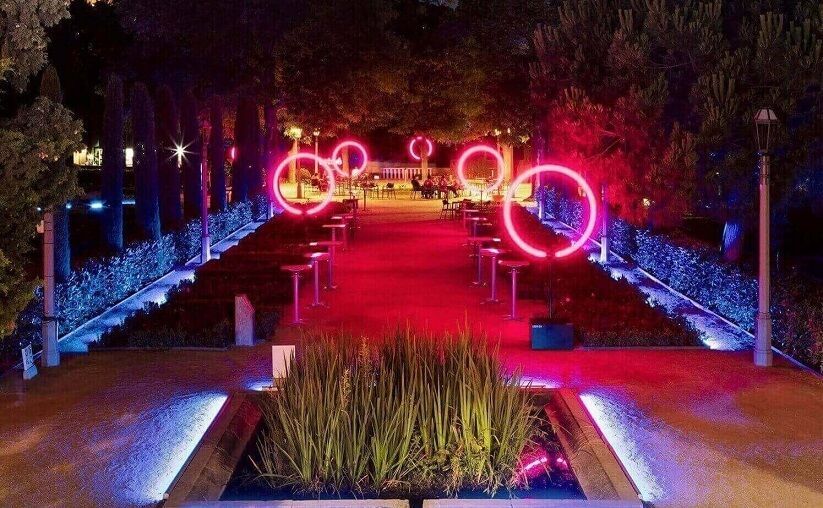 Una experiencia inmersiva de luz en los jardines del Teatre Grec de Barcelona