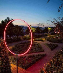 Una experiencia inmersiva de luz en los jardines del Teatre Grec de Barcelona