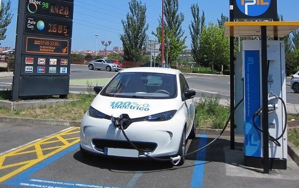 Más de 1.000 gasolineras deberán ofrecer servicios de recarga para vehículos eléctricos