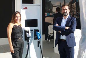 ÁLVARO VÁZQUEZ, Responsable de Infraestructura para el vehículo eléctrico de ABB e IDOIA MATAS, Responsable de Comunicación de ABB 