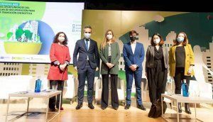 Algunos de los participantes en la jornada, junto a la secretaria de Estado