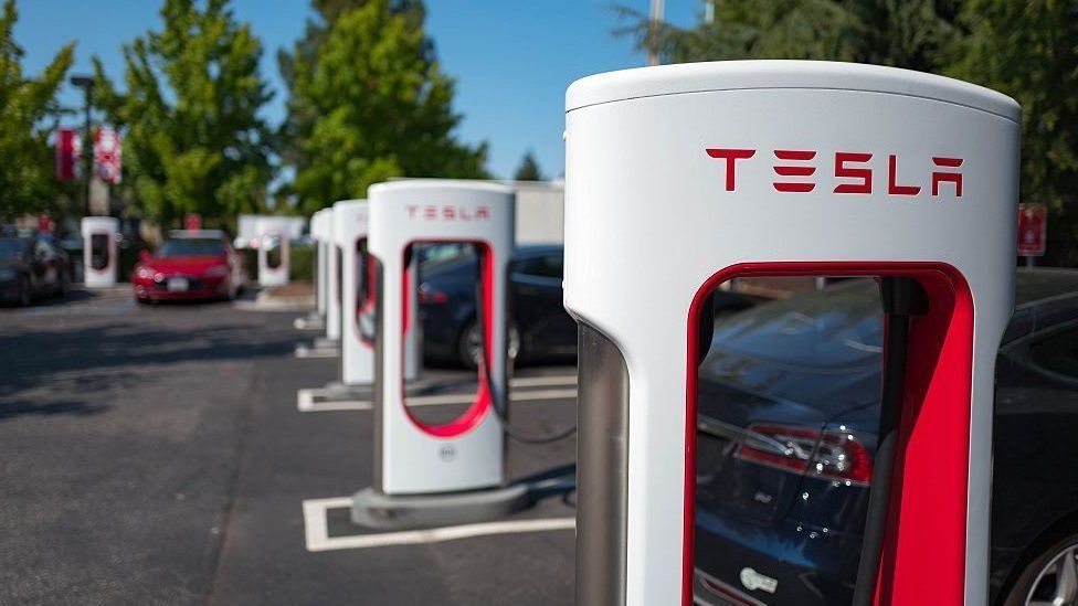 Tesla abre sus cargadores a otros coches eléctricos