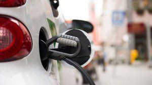 Asociaciones del sector de la automoción y ONG´s ambientales instan al Gobierno a impulsar la electromovilidad 