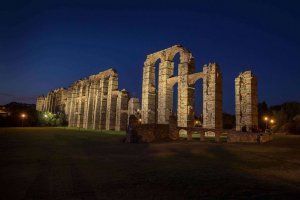 Simon conmemora un siglo “mejorando las ciudades a través de la luz”