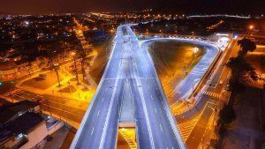 Simon conmemora un siglo “mejorando las ciudades a través de la luz”