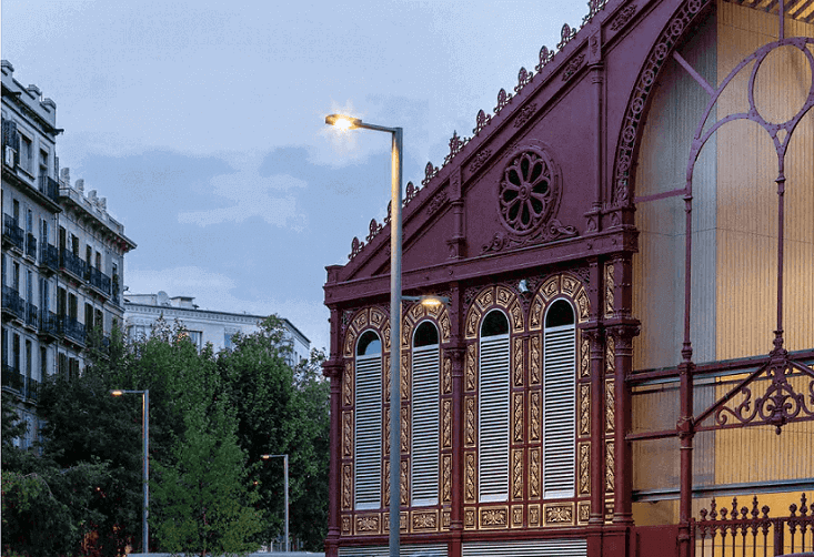 Simon conmemora un siglo “mejorando las ciudades a través de la luz”