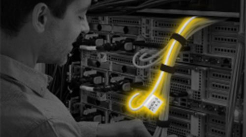 Etiquetas fiables para intervenciones en centros de datos libres de errores