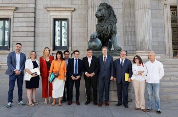 Antoni Cañete, junto a un grupo de diputados, ante el Congreso