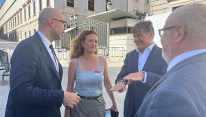 Antoni Cañete, presidente de la Plataforma Multisectorial contra la Morosidad, junto a varios diputados a las afueras del Congreso