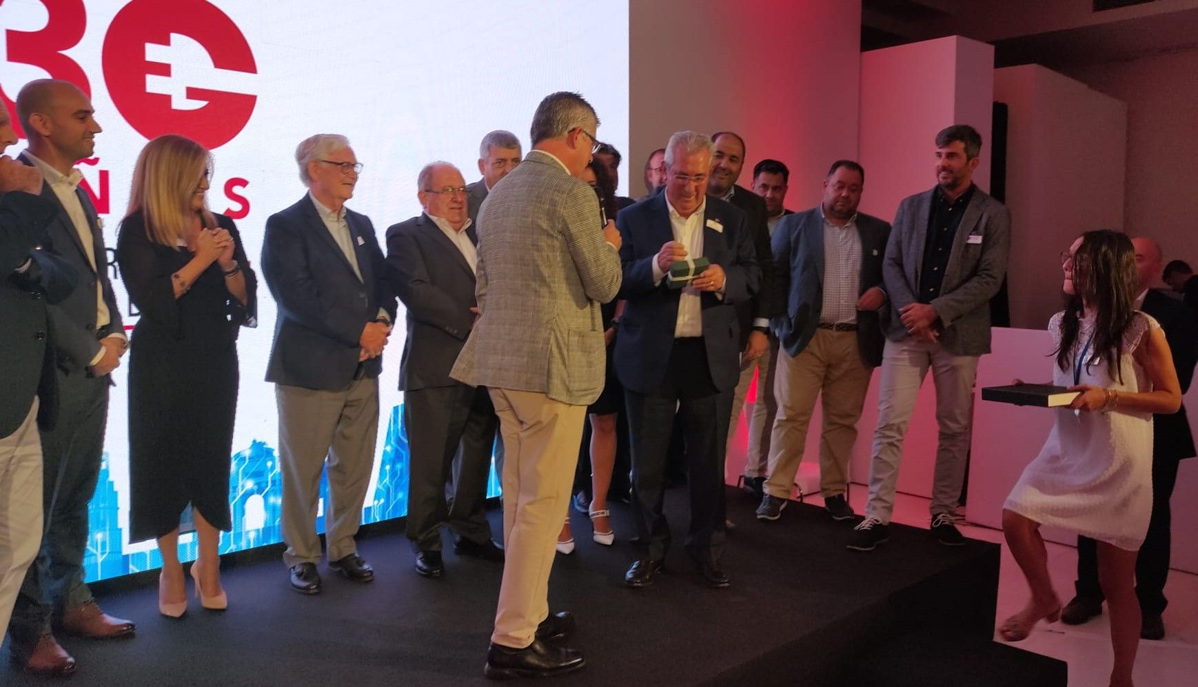 Grudilec celebra su 30 aniversario y homenajea a uno de sus fundadores, Ramón Almiñana