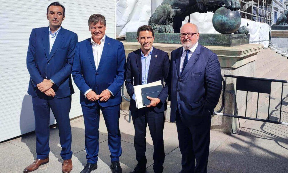 Antoni Cañete, presidente de la PMcM, junto a varios diputados a las afueras del Congreso