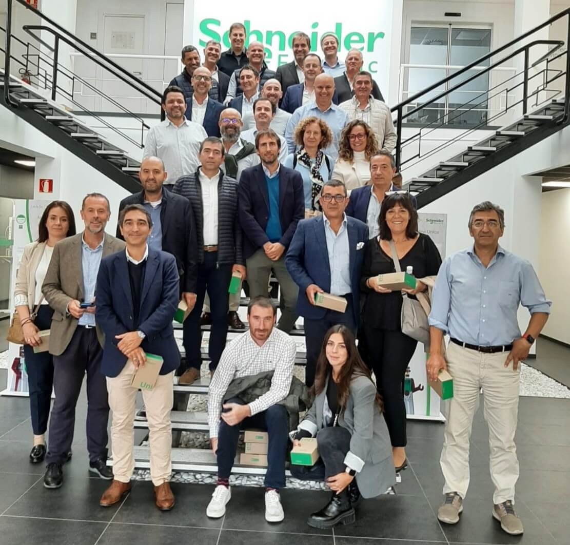 Los miembros de la asamblea de Fegime visitan la fábrica de Schneider en Puente la Reina