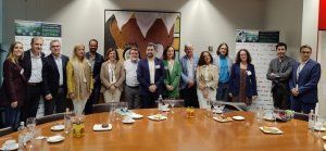 todos los participantes en el debate posan antes del comienzo del mismo