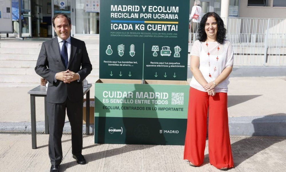 Borja Caravante y Patricia Herrero posan junto al cartel que anuncia la campaña