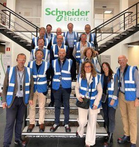 Los miembros de la asamblea de Fegime visitan la fábrica de Schneider en Puente la Reina