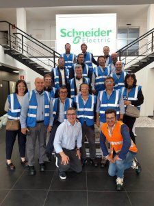 Algunos de los visitantes posan en el hall de la fábrica