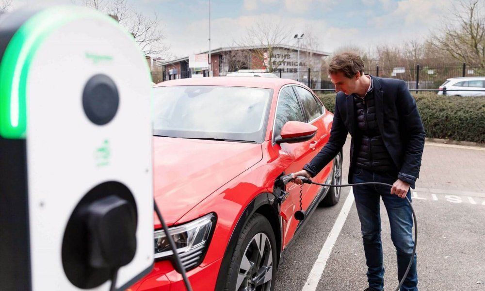 Schneider Electric crea el programa Especialista EVlink, para instaladores que apuesten por la movilidad eléctrica