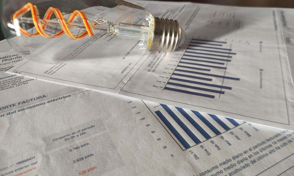 Controversia entre la CNMC y las eléctricas por las cláusulas de revisión ligadas al IPC en los contratos de energía