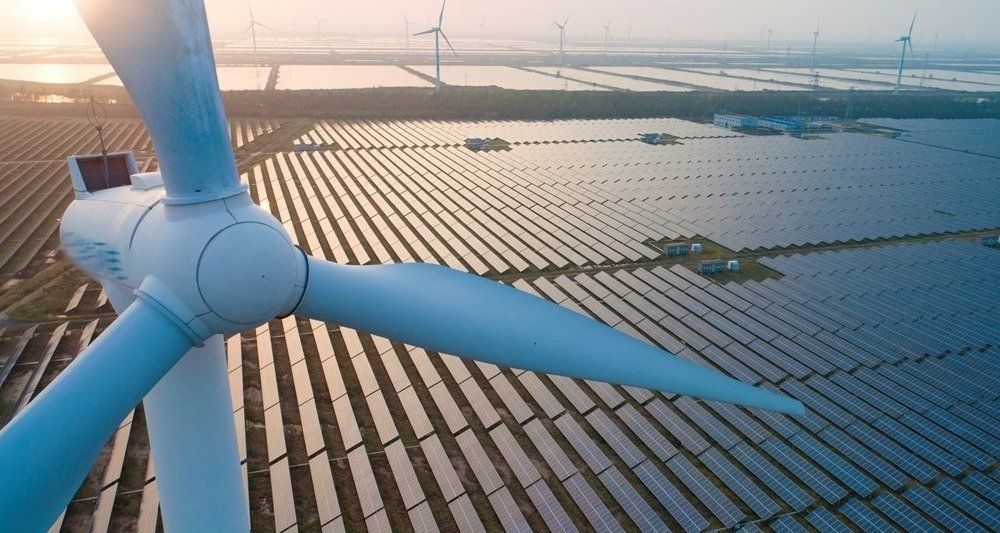 El Gobierno autoriza casi nueve veces más potencia fotovoltaica que eólica