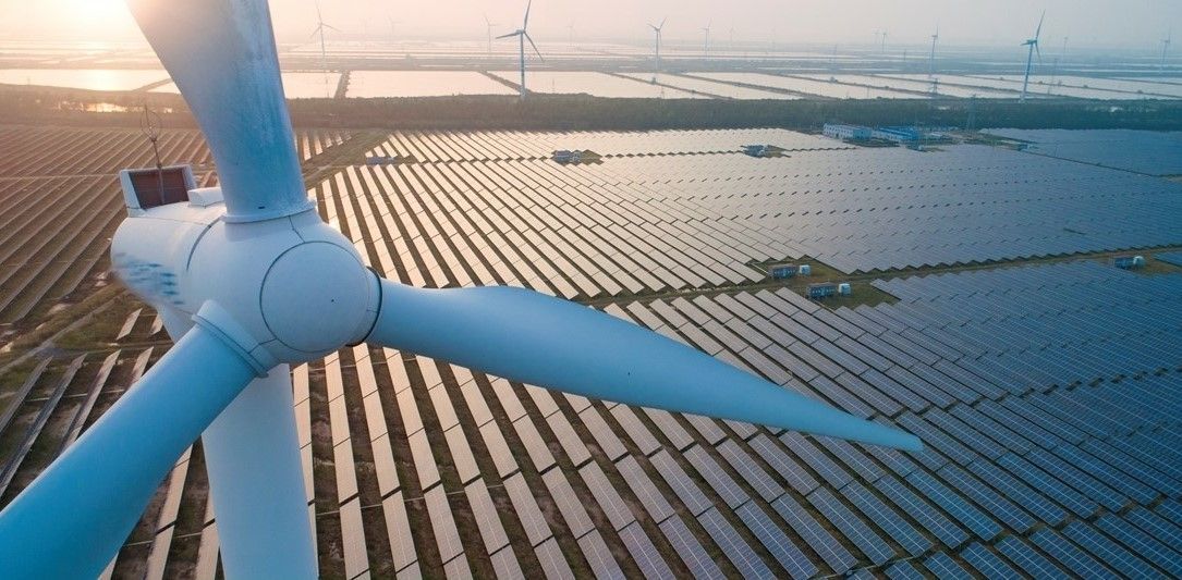 El Gobierno autoriza casi nueve veces más potencia fotovoltaica que eólica