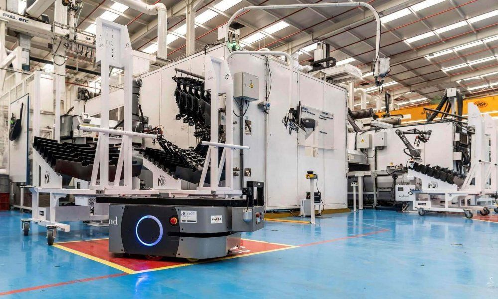 Omron y Grupo Antolín automatizan la carga y el transporte de componentes de vehículos