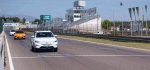 Un momento de la prueba con vehículos eléctricos en la recta del circuito